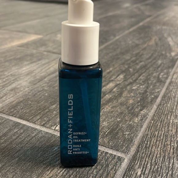 RODAN + FIELDS Defrizz Oil - Picture 2 of 3